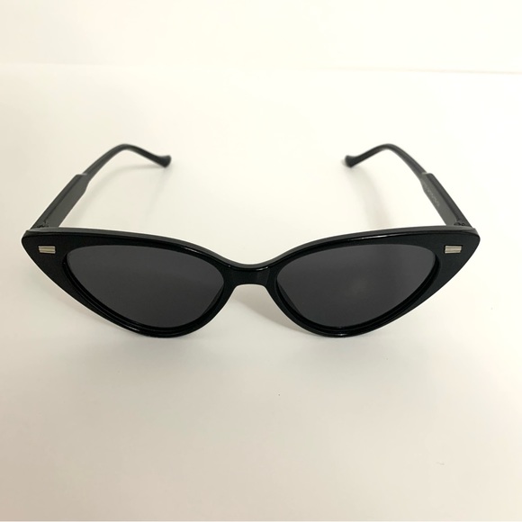 Black Cat Eye Sunglasses 🕶 🐈‍⬛ - Picture 2 of 3